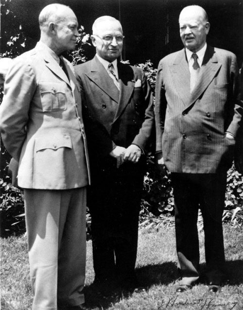 34-й президент Дуайт Д. Эйзенхауэр слева, 33-й президент Гарри С. Трумэн в центре и 31-й президент Герберт Гувер справа. 1953. г.