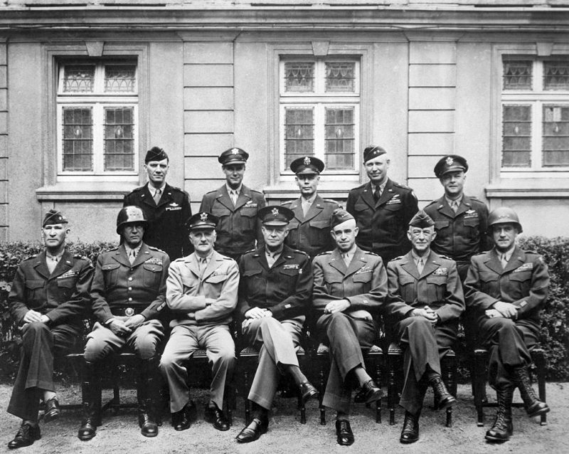 Омар Брэдли среди старших американских командиров на европейском театре военных действий. 1945 г.