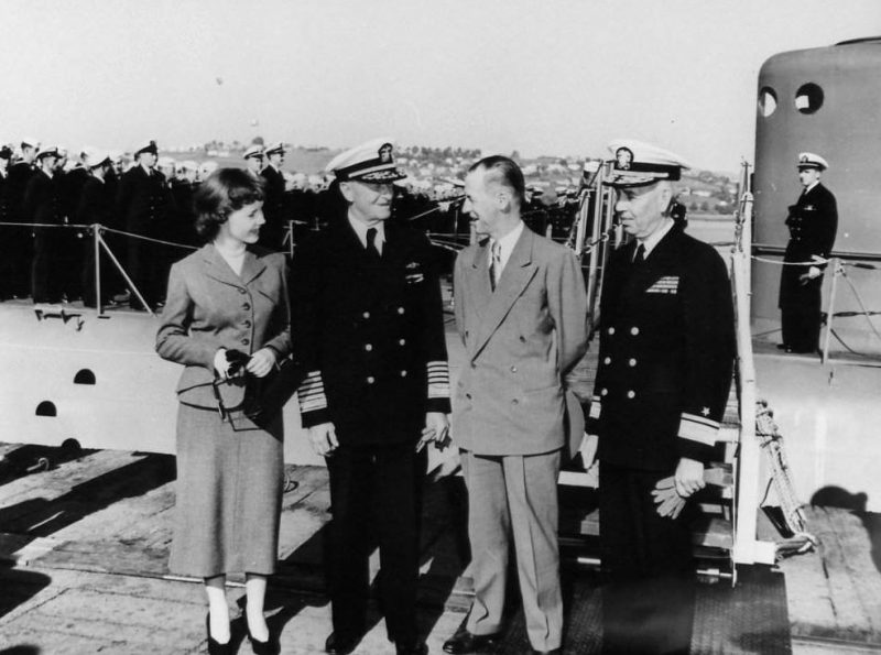 Элизабет Мерфи, адмирал флота Честер Нимиц, Гарри Мерфи и контр-адмирал Л.С. Фиске на церемонии ввода в строй авианосца «Менхаден». 1953 г.
