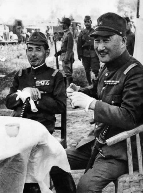 Тэраути (справа) с фельдмаршалом Сюнроку Хата в Сюйчжоу. 1938 г.
