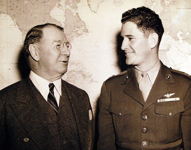 Министр военно-морского флота Фрэнк Нокс и капитан Джозеф Дж. Фосс - герой морской пехоты США, сбивший 26 японских самолетов в небе над Гуадалканалом. 1943 г.