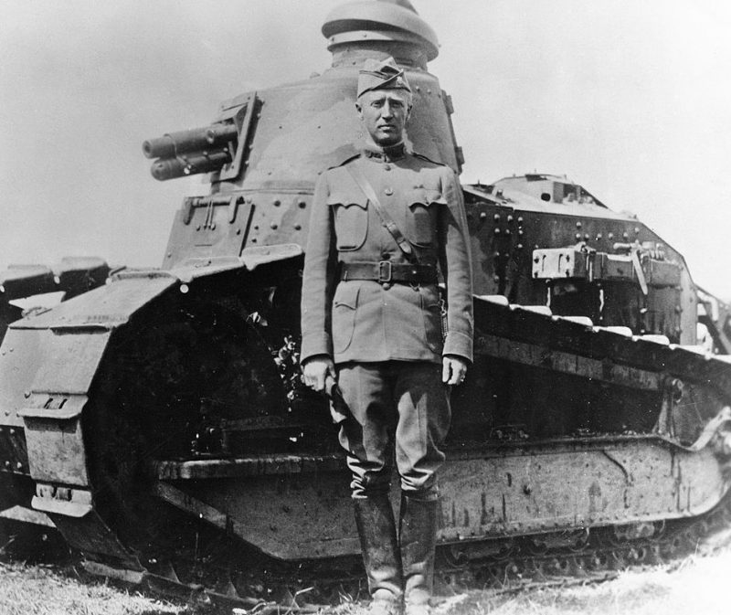 Паттон у легкого танка Renault FT. Франция, 1918 г.