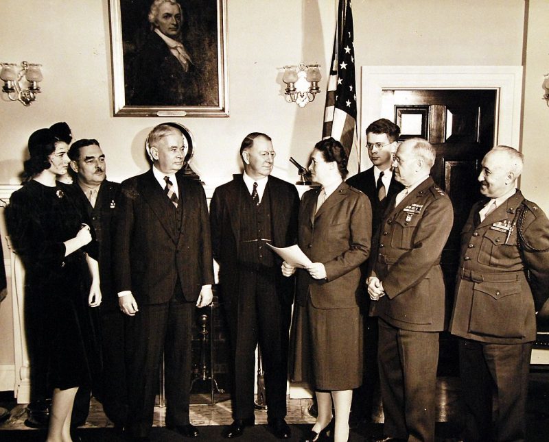 Фрэнк Нокс приводит к присяге майора Рут С. Стритер в качестве главы женского резерва Корпуса морской пехоты США. 1943 г.