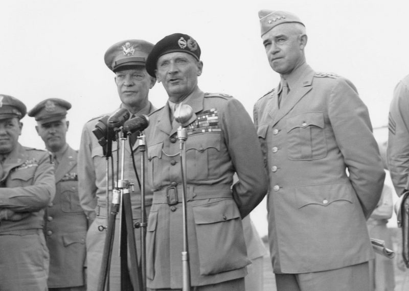 Генерал Дуайт Д. Эйзенхауэр, фельдмаршал Бернард Монтгомери и генерал Омар Брэдли в Национальном аэропорту Вашингтона. 1946 г.