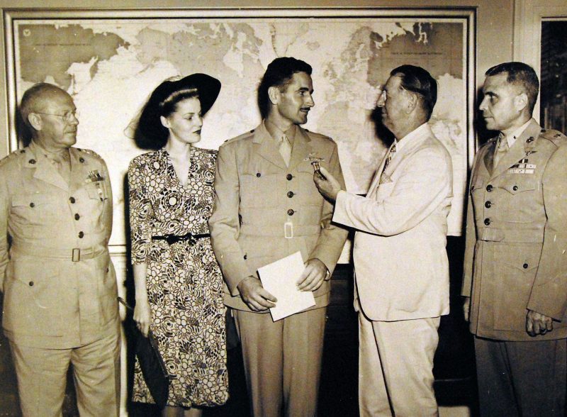 Фрэнк Нокс награждает майора Джозефа Н. Реннера из морской пехоты Крестом «За выдающиеся летные заслуги». 1943 г.