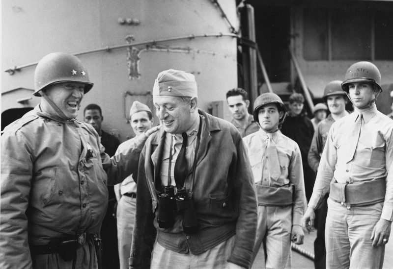 Паттон с контр-адмиралом Генри Кентом Хьюиттом на борту USS «Augusta». 1942 г.