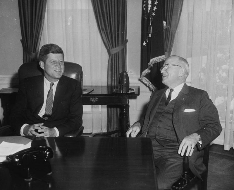 Президент Джон Ф. Кеннеди и Гарри С. Трумэн в Овальном кабинете. 1961 г.