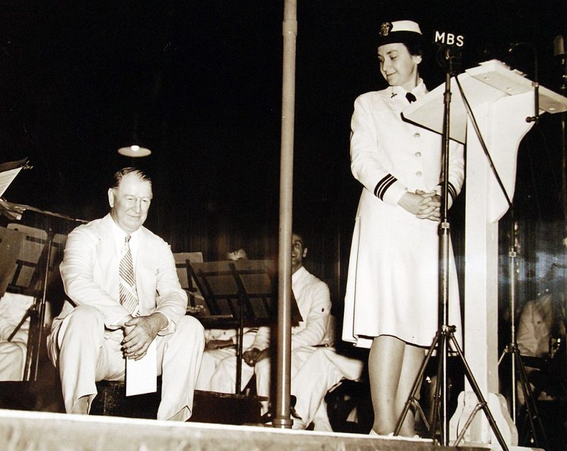Нокс на праздновании годовщины Женского резерва ВМФ. 1943 г.
