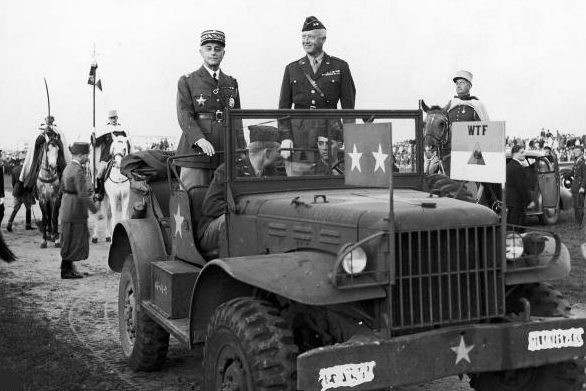 Генерал-майор Джордж Паттон и французский генерал Огюст Ног во время парада в Марокко. 1942 г.