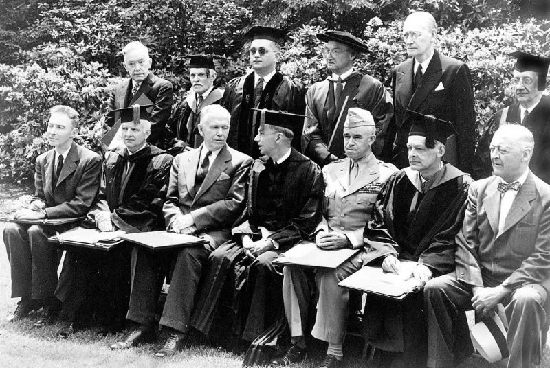 Присуждение почетных степеней Гарварда Дж. Роберту Оппенгеймеру, Джорджу К. Маршаллу, Омару Н. Брэдли и Т. С. Элиоту. 1947 г.