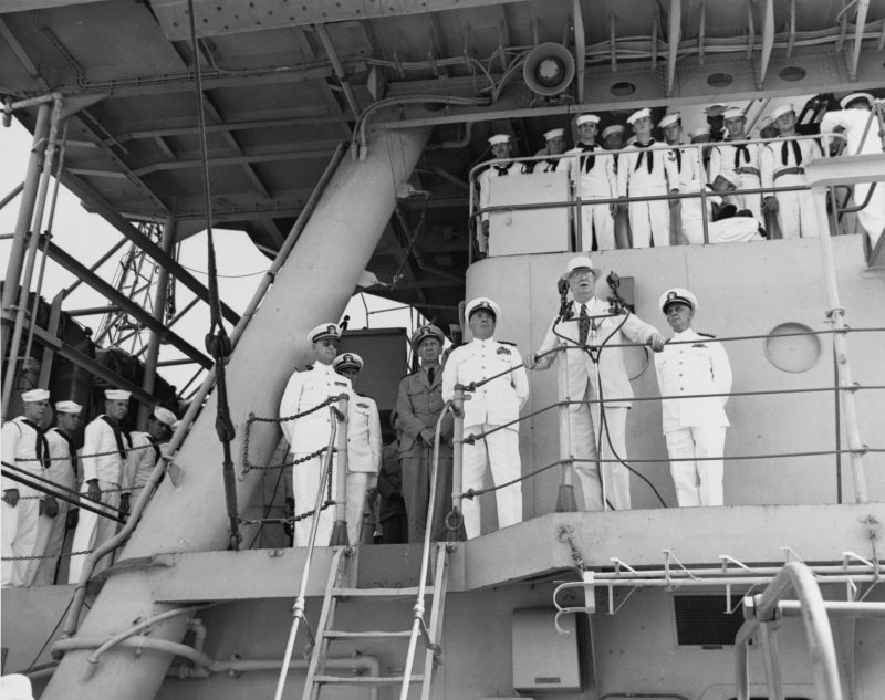 Министр ВМС Фрэнк Нокс обращается к экипажу легкого крейсера USS Omaha. 1943 г.