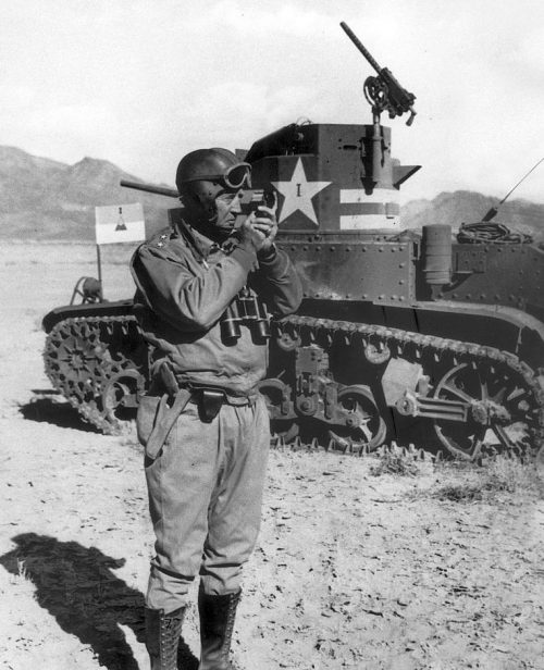Джордж С. Паттон рядом с танком М2. Тунис, 1942 г.