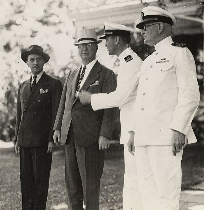 Министр военно-морского флота Фрэнк Нокс посещает колледж Миддлбери. 1943 г.