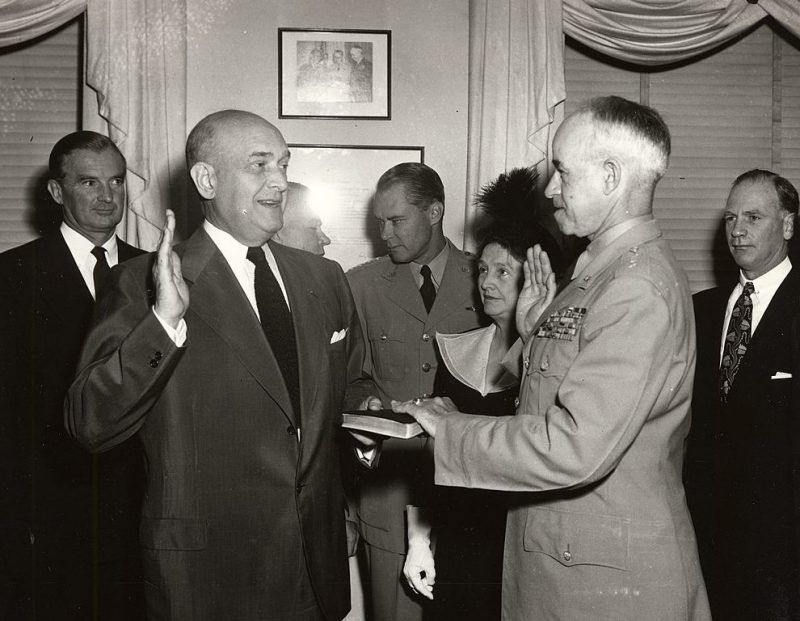 Министр обороны Луи Джонсон принимает присягу Брэдли в качестве первого председателя Объединенного комитета начальников штабов во время церемонии в Вашингтоне. 1949 г.