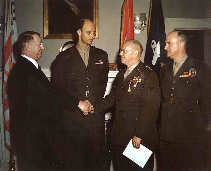 Генерал-лейтенант Томас Холкомб принимает поздравления министра военно-морского флота Фрэнка Нокса с вручением медали «За выдающиеся заслуги». 1944 г.