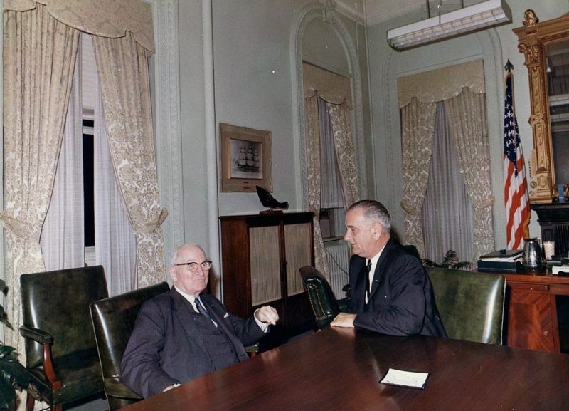 Президент Линдон Б. Джонсон встречается с бывшим президентом Гарри С. Трумэном. 1963 г.