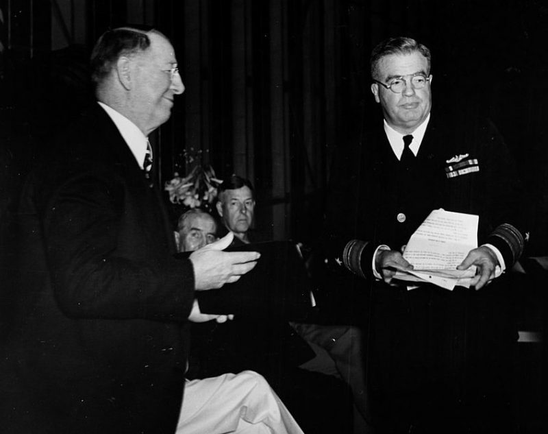 Фрэнк Нокс и контр-адмирал Ингрэм К. Соуэлл на праздновании третьей годовщины создания военно-морской базы США на Бермудских островах. 1944 г.