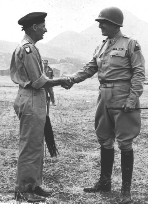 Генерал сэр Бернард Монтгомери и Джордж С. Паттон в аэропорту Палермо. 1943 г.
