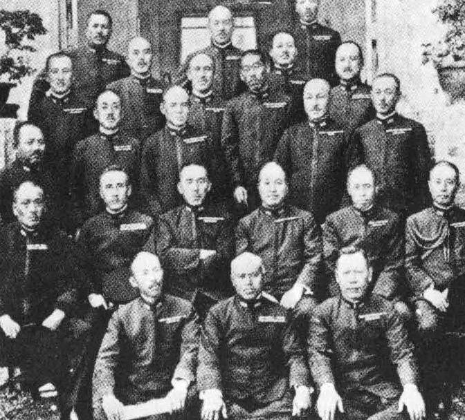 Симада Сигэтаро однокурсниками из Военно-морской академии. 1918 г.