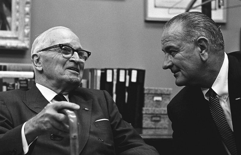 Президент Линдон Б. Джонсон встречается с бывшим президентом Гарри С. Трумэном. 1963 г.