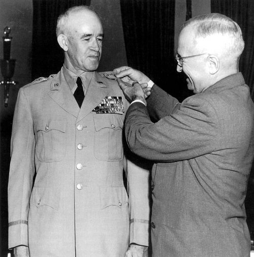 Президент Гарри С. Трумэн прикрепляет звезду следующего воинского звания генералу Омару Брэдли. 1950 г.