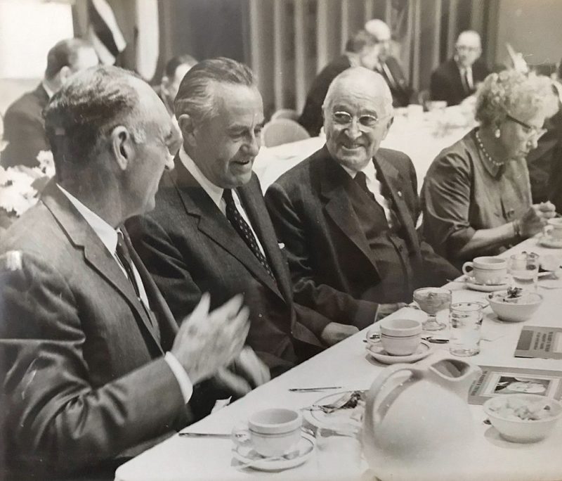 Стэнли Эндрюс, Аверелл Гарриман и Гарри Трумэн на обеде в честь 80-летия Трумэна. 1964 г.