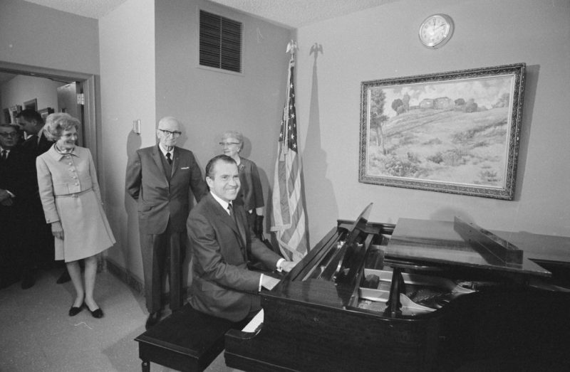 Президент Никсон (играет на пианино), Пэт Никсон и бывший президент Гарри С. Трумэн. 1969 г.