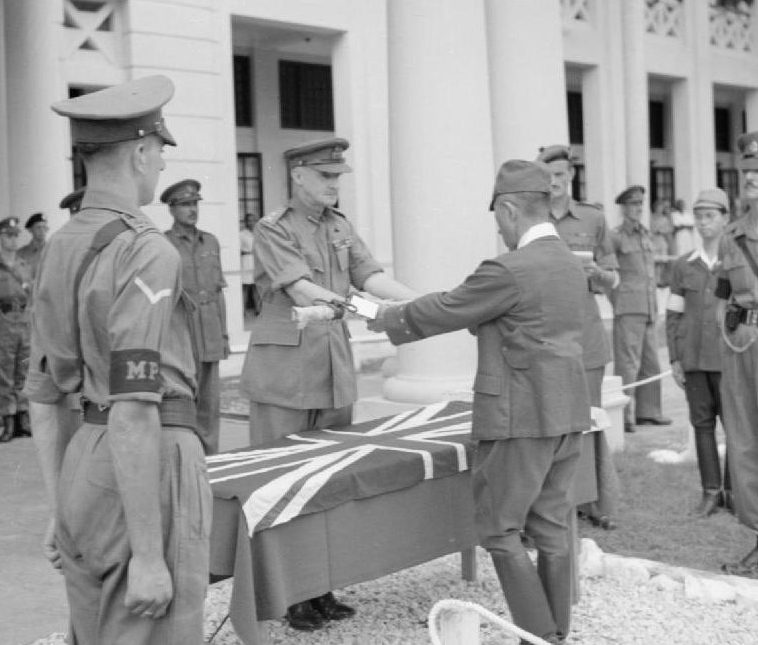 Генерал-лейтенант Фрэнк Мессерви получает меч генерала Итагаки, командующего японской седьмой армией, на официальной церемонии капитуляции. Куала-Лумпур, 1946 г.