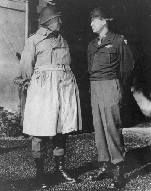 Генерал Джордж С. Паттон и бригадный генерал Льюис Х. Бреретон, командующий 9-й воздушной армией. 1943 г.