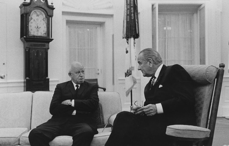 Омар Брэдли и президент Линдон Б. Джонсон. 1968 г.