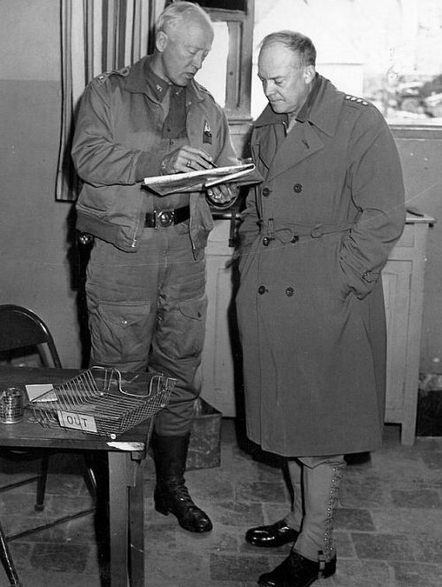 Генералы Паттон и Эйзенхауэр в Тунисе. 1943 г.