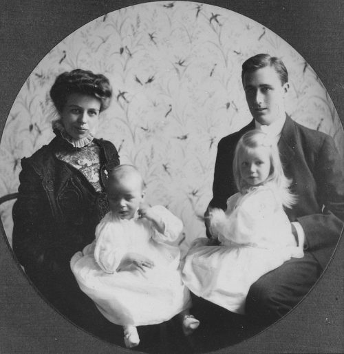 Элеонора и Франклин с двумя первыми детьми. 1908 г.