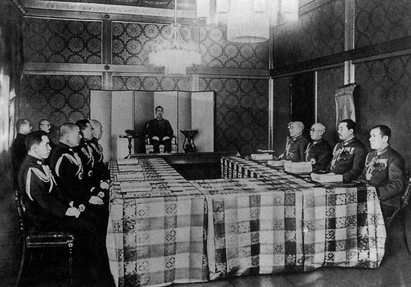 Симада Сигэтаро на заседания Имперского генерального штаба с участием императора Хирохито. 1943 г.