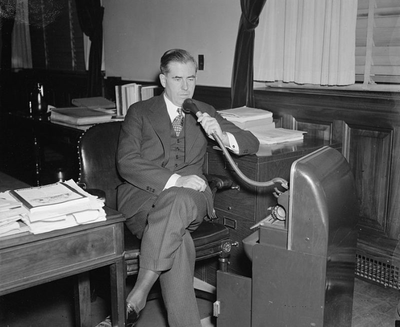 Министр сельского хозяйства Уоллес готовит выступления с использованием диктофона. 1937 г.
