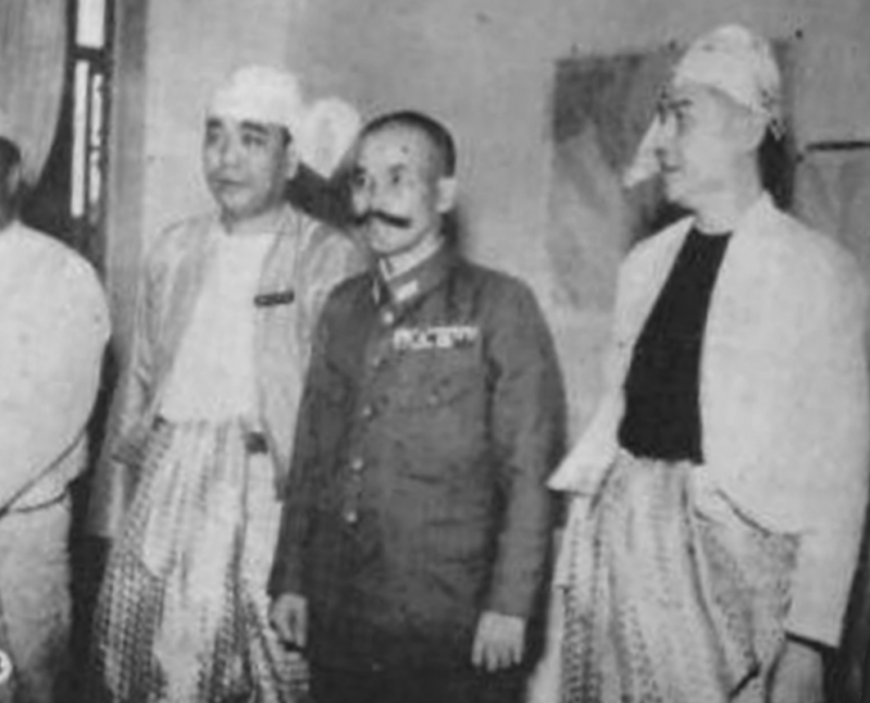Генерал Масакадзу Кавабэ с бирманскими лидерами во время его пребывания в должности командующего японской армией Бирманского района. Рангун, 1943 г.