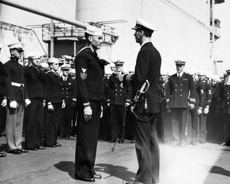 Эрнест Кинг, капитан авианосца «Лексингтон», награждает членов экипажа гоночного катера ВМФ. 1931 г.