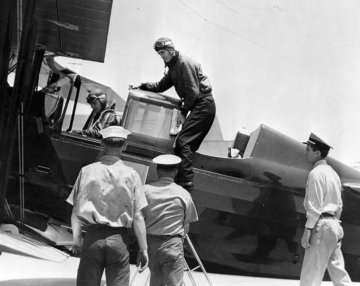 Контр-адмирал Кинг прибывает на борт авианосца «Лексингтон». 1936 г.