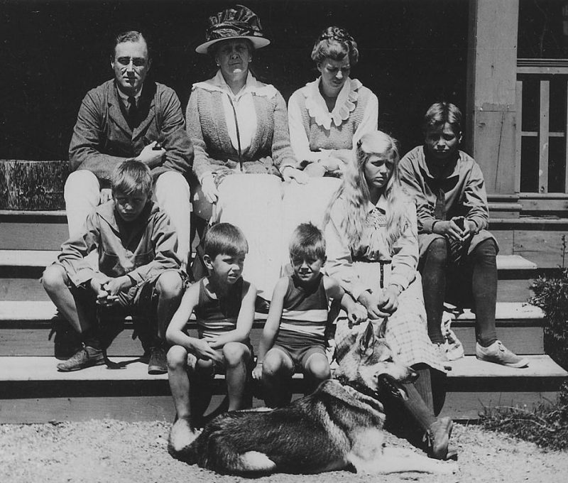 Франклин Д. Рузвельт и семья в Кампобелло. 1920 г.