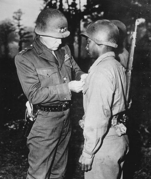 Паттон вручает медаль Серебряной звезды рядовому Эрнесту А. Дженкинсу. 1944 г.