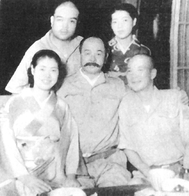 Генерал-майор Киётаке Кавагути (в центре) с друзьями. 1938 г. 