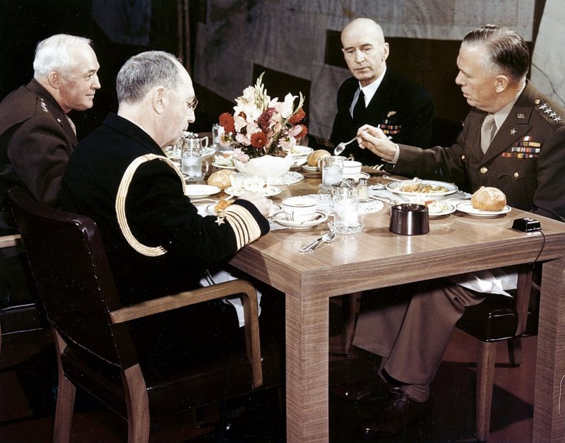 Кинг на завтраке Объединенного комитета начальников штабов. 1943 г.