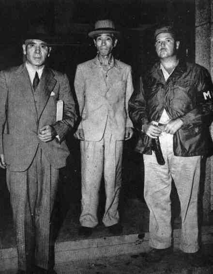Масахару Хомма (слева) и Сигенори Курода (в центре) под стражей в США. 1946 г.