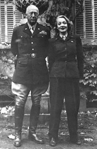 Генерал Паттон и Марлен Дитрих. 1944 г. 