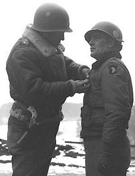 Генерал Энтони Маколифф награжден Паттоном Крестом «За заслуги». 1945 г. 