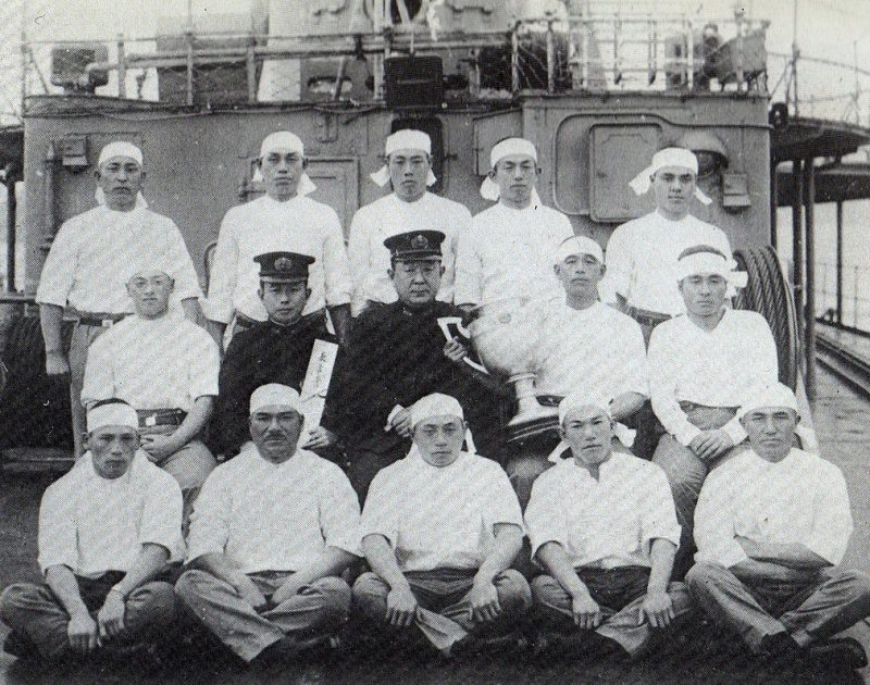 Ямагути среди экипажа своего корабля. 1935 г.
