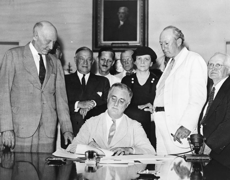 Рузвельт подписывает Закон о социальном обеспечении. 1935 г.
