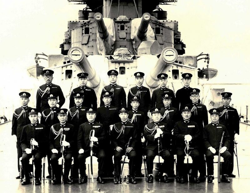 Ямагути среди офицеров своего корабля. 1939 г.