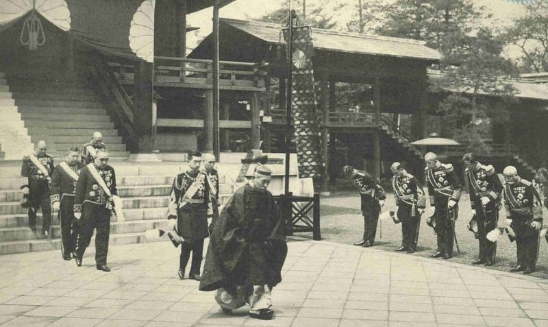 Судзуки Кантаро в свите императора Хирохито во время посещения святилища Ясукуни. 1934 г.