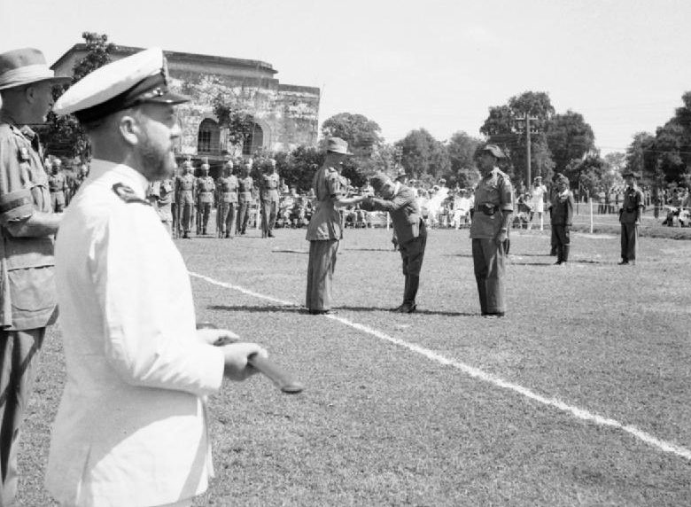 Генерал Кимура передает свой меч бригадному генералу Э.Ф.Е. Армстронгу на официальной церемонии капитуляции, состоявшейся в Рангуне. 1945 г. 