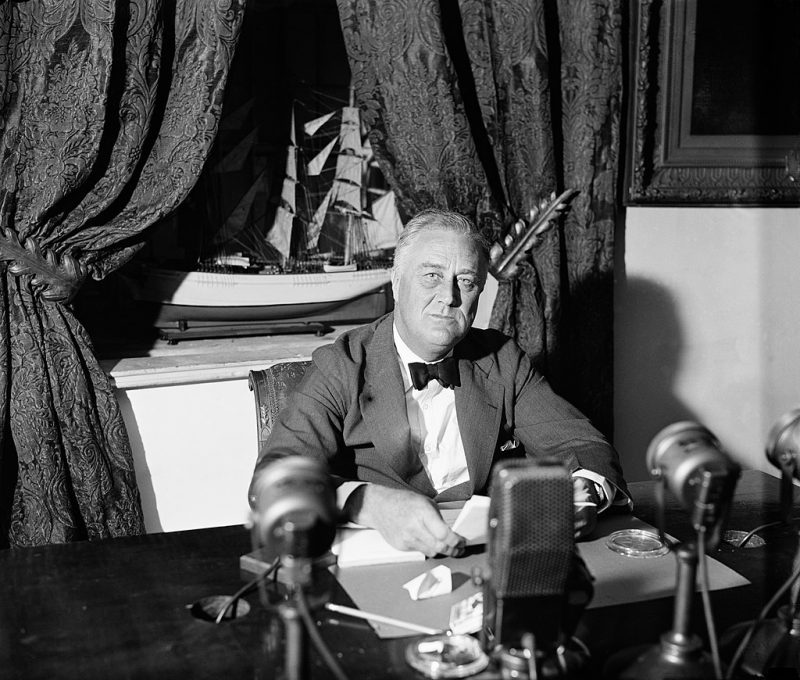 Д. Рузвельт, выступающий с национальным обращением в Белом доме. 1936 г.